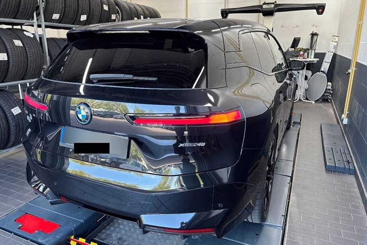 Sort BMW iX fra 2023
