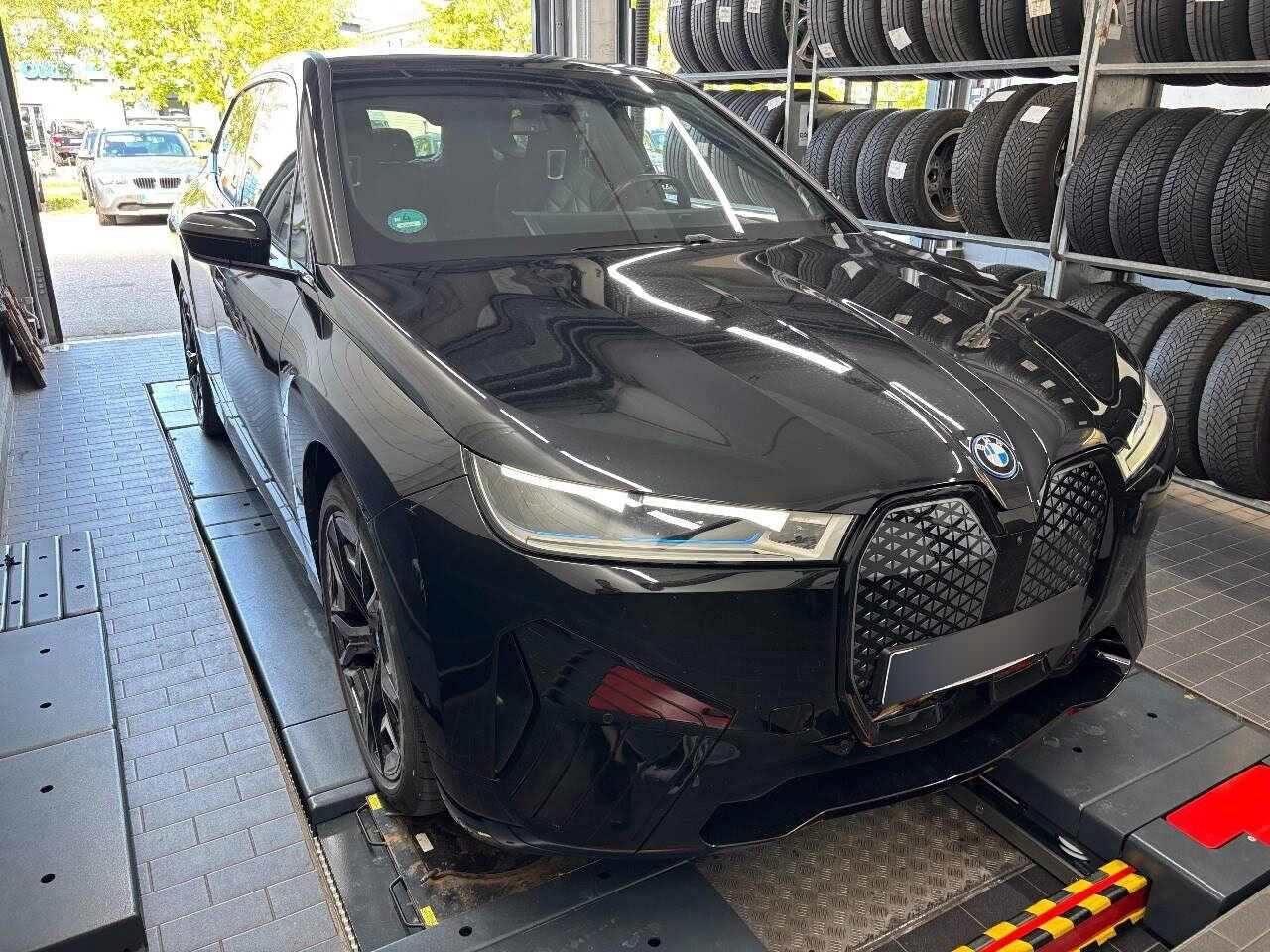 Sort BMW iX fra 2023