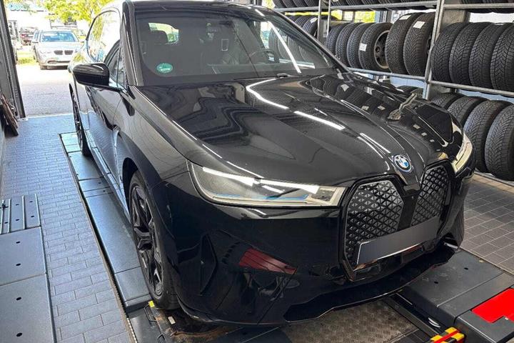 Sort BMW iX fra 2023