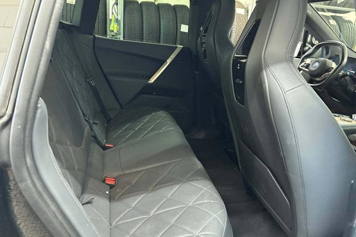 Sort BMW iX fra 2023