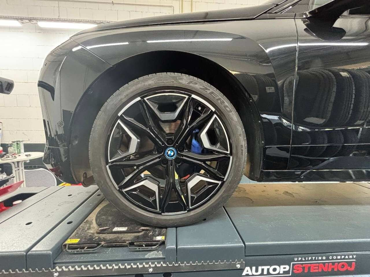 Sort BMW iX fra 2023