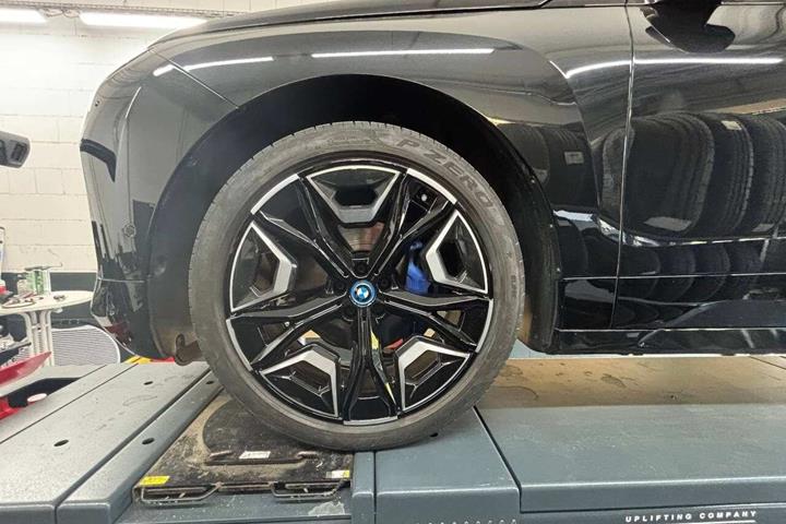 Sort BMW iX fra 2023