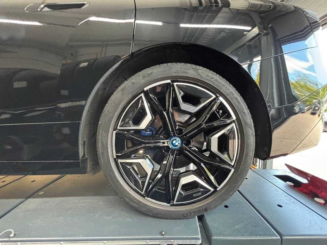 Sort BMW iX fra 2023