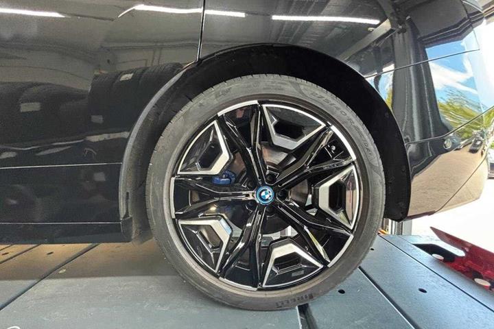 Sort BMW iX fra 2023