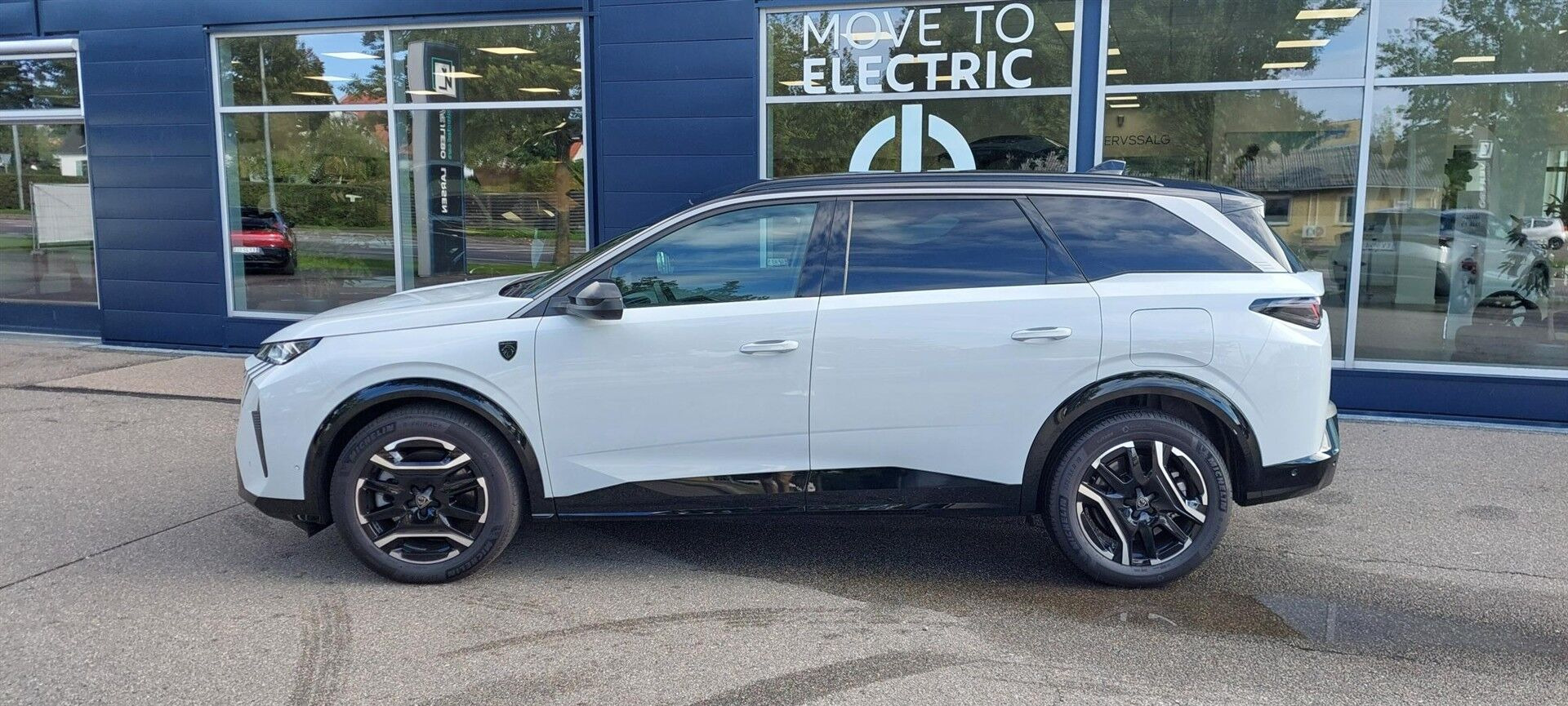 Hvid Peugeot e-5008 fra 2026