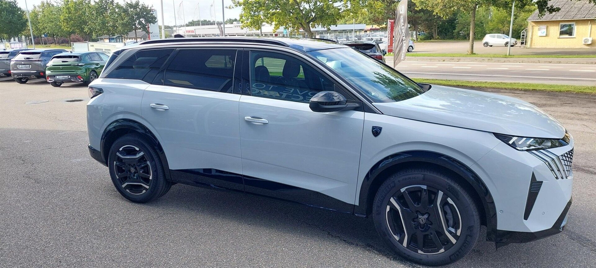 Hvid Peugeot e-5008 fra 2026