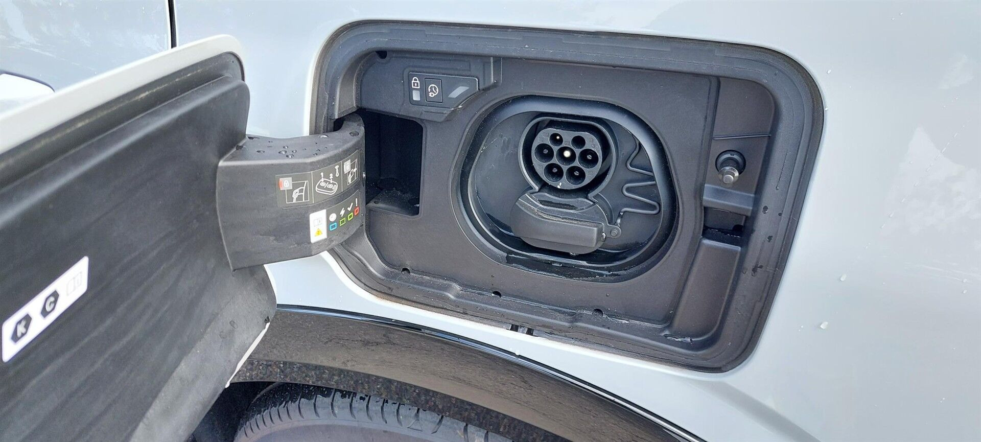 Hvid Peugeot e-5008 fra 2026