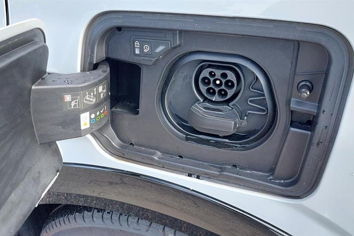 Hvid Peugeot e-5008 fra 2026