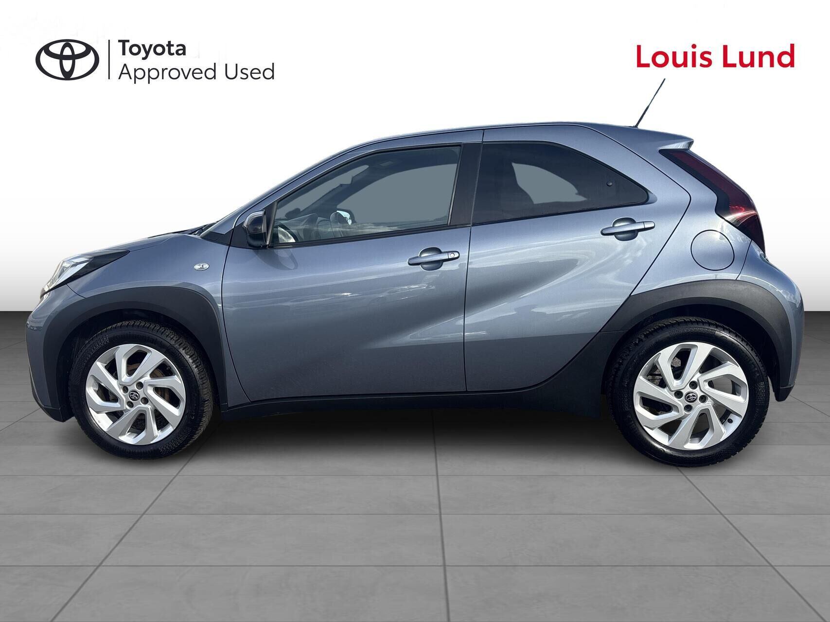Grå Toyota Aygo X fra 2025