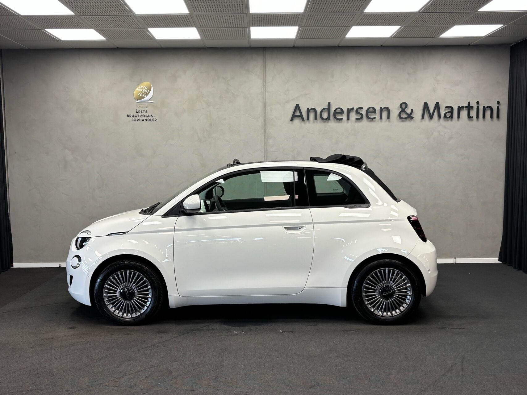Hvid Fiat 500e fra 2024