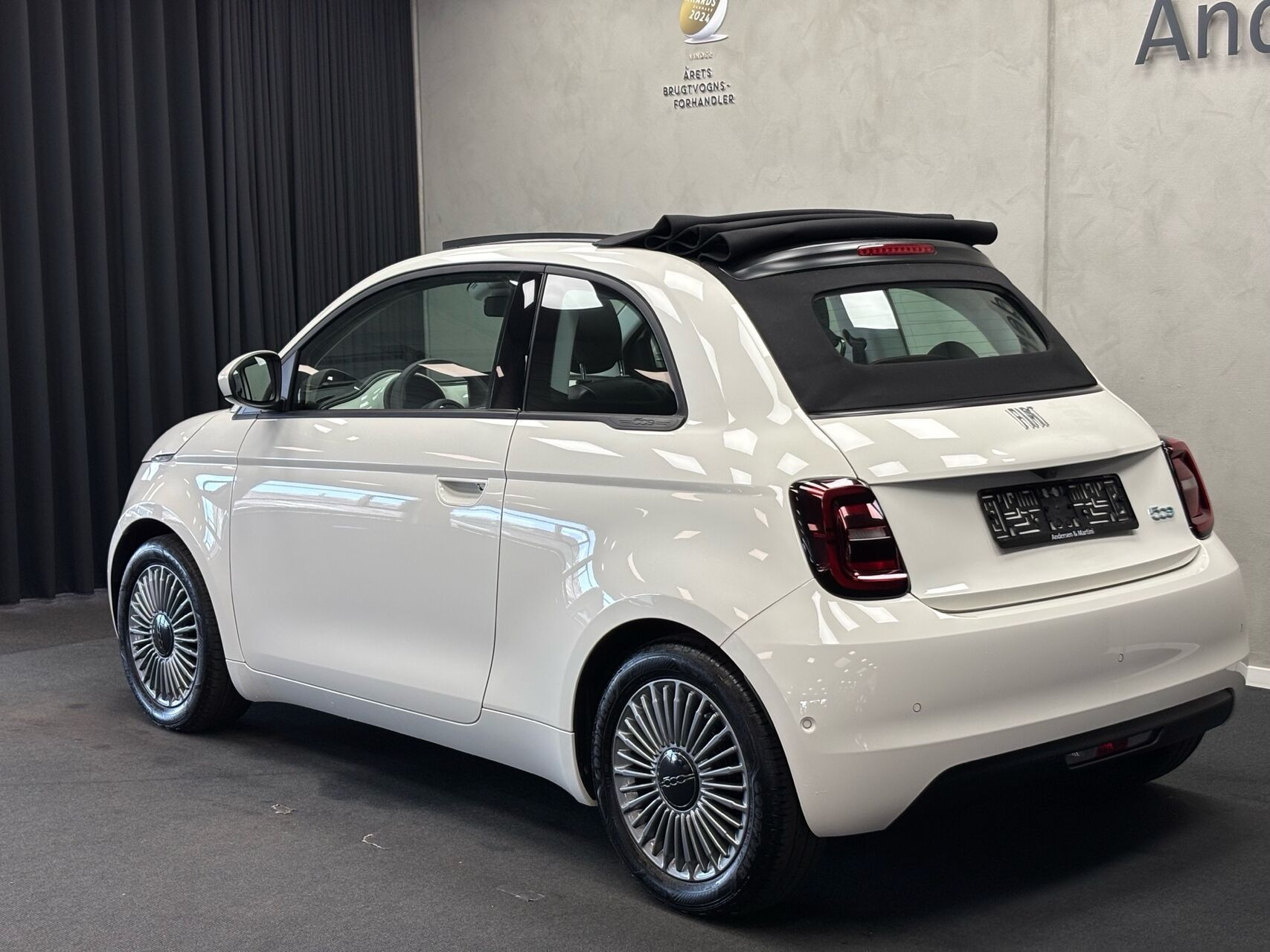 Hvid Fiat 500e fra 2024