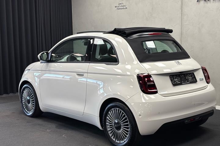 Hvid Fiat 500e fra 2024