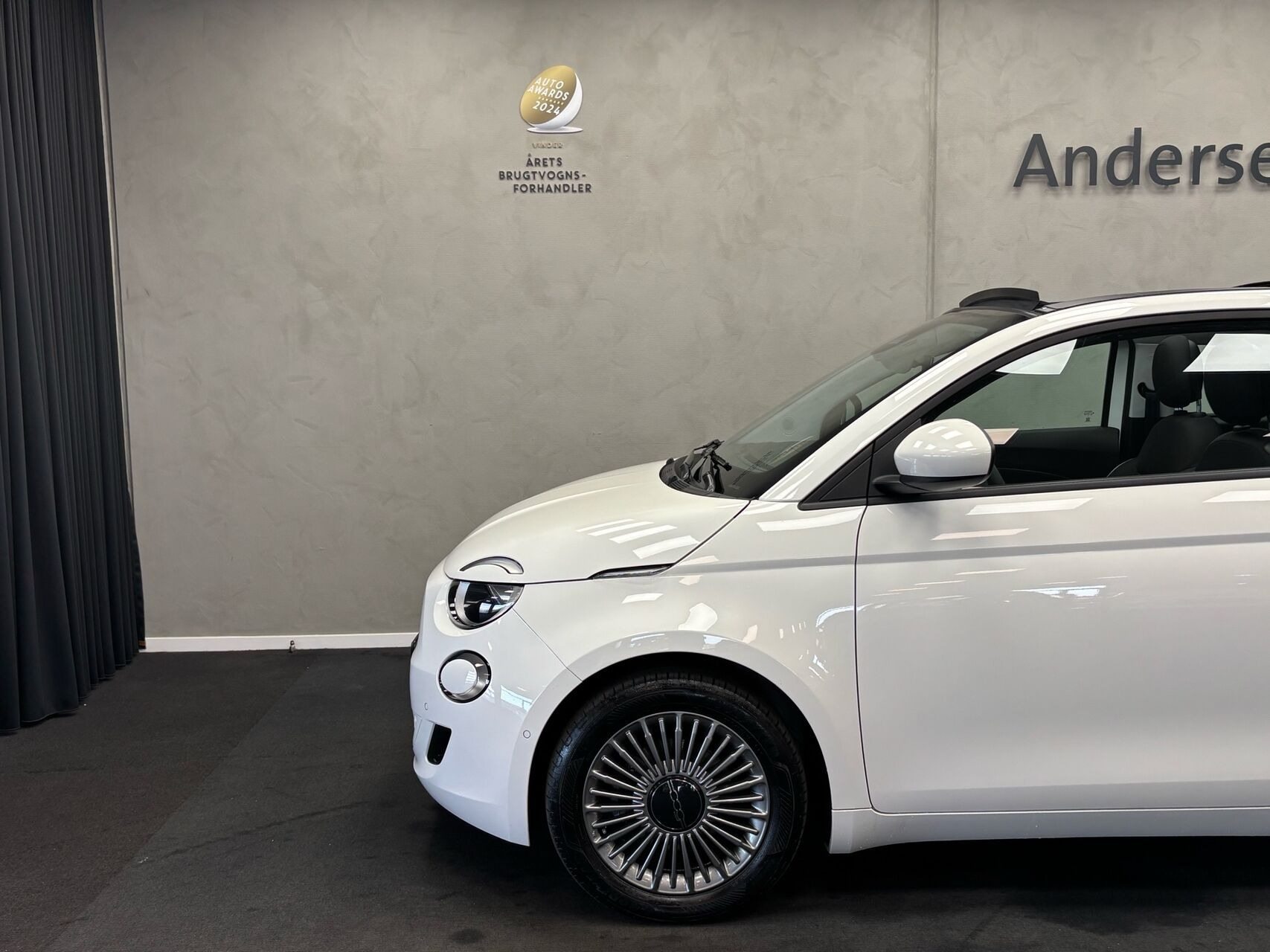 Hvid Fiat 500e fra 2024