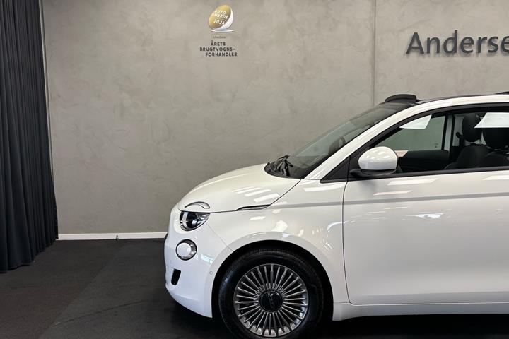 Hvid Fiat 500e fra 2024
