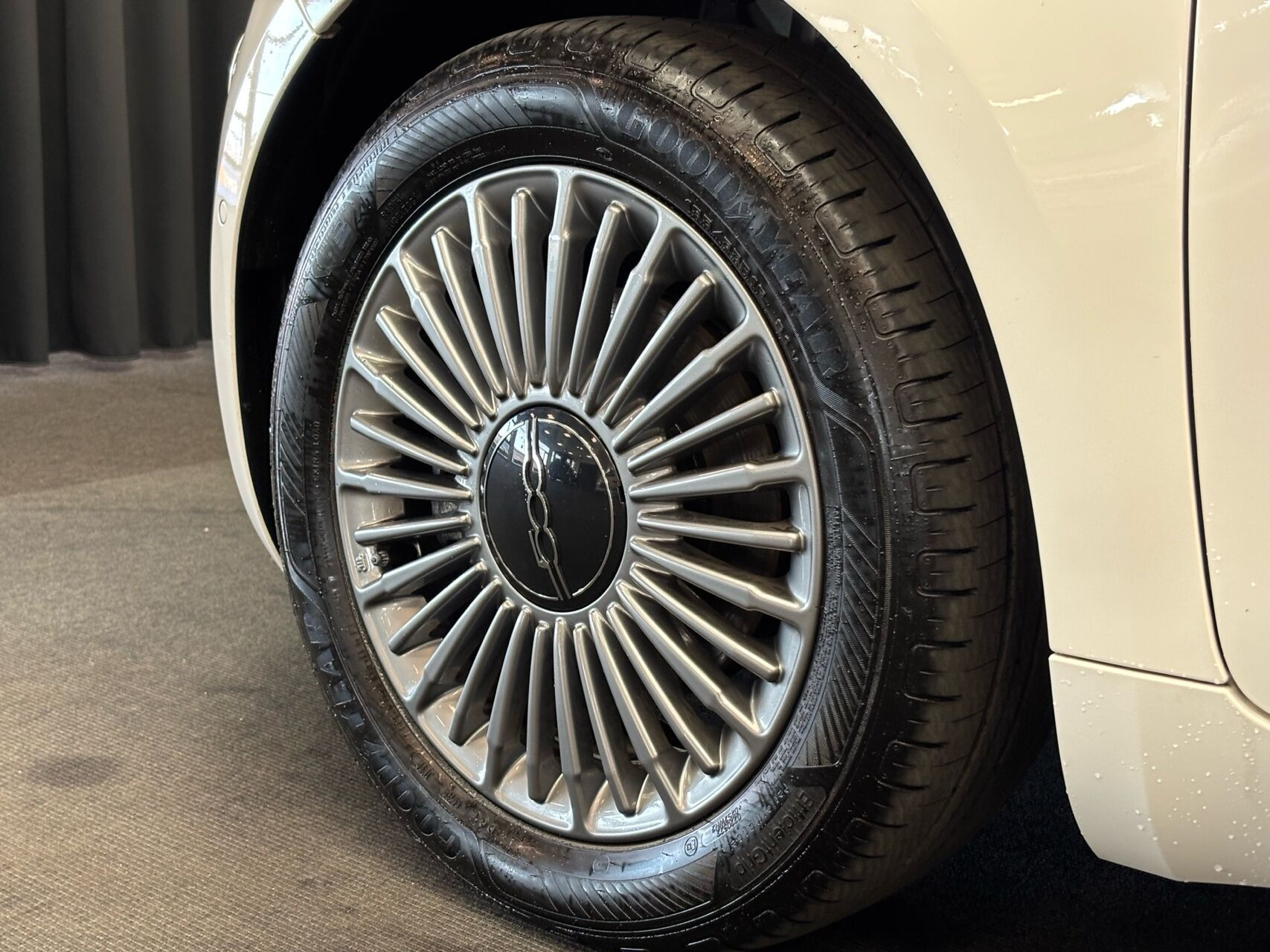 Hvid Fiat 500e fra 2024