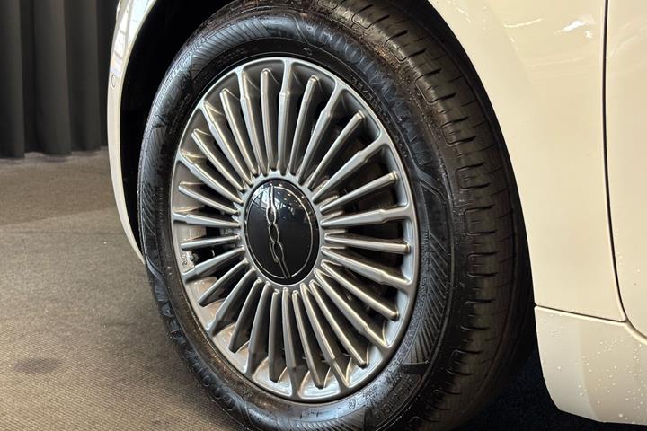 Hvid Fiat 500e fra 2024