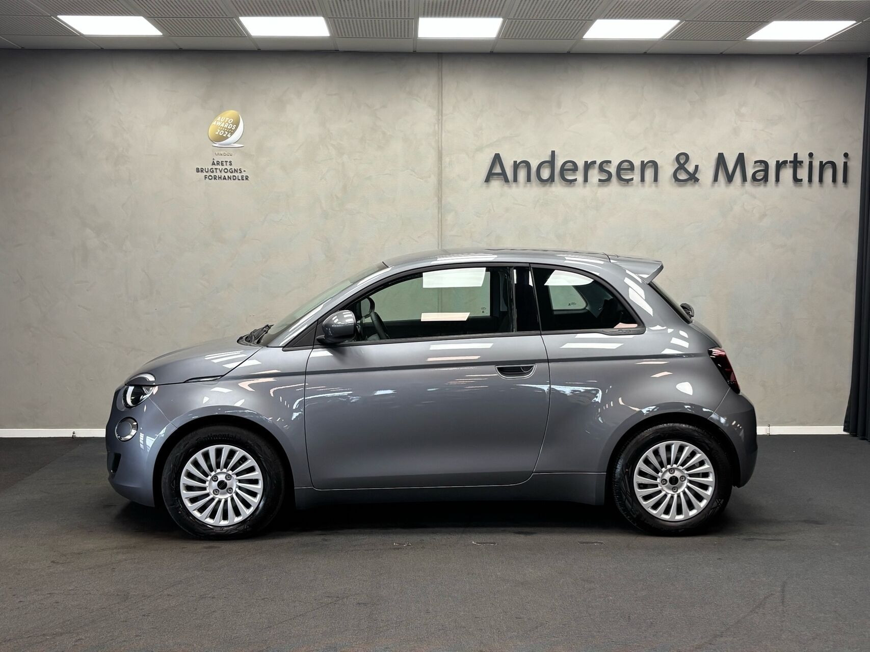 Grå Fiat 500e fra 2023