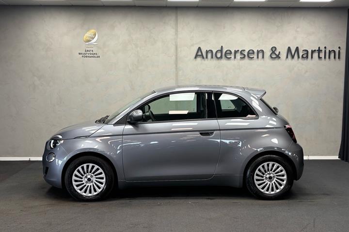 Grå Fiat 500e fra 2023
