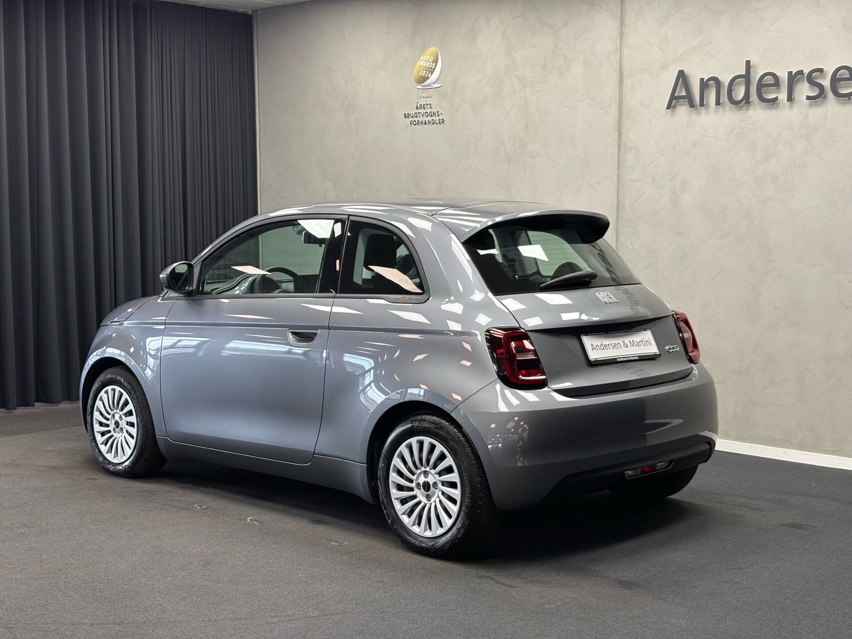 Grå Fiat 500e fra 2023