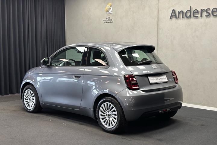Grå Fiat 500e fra 2023