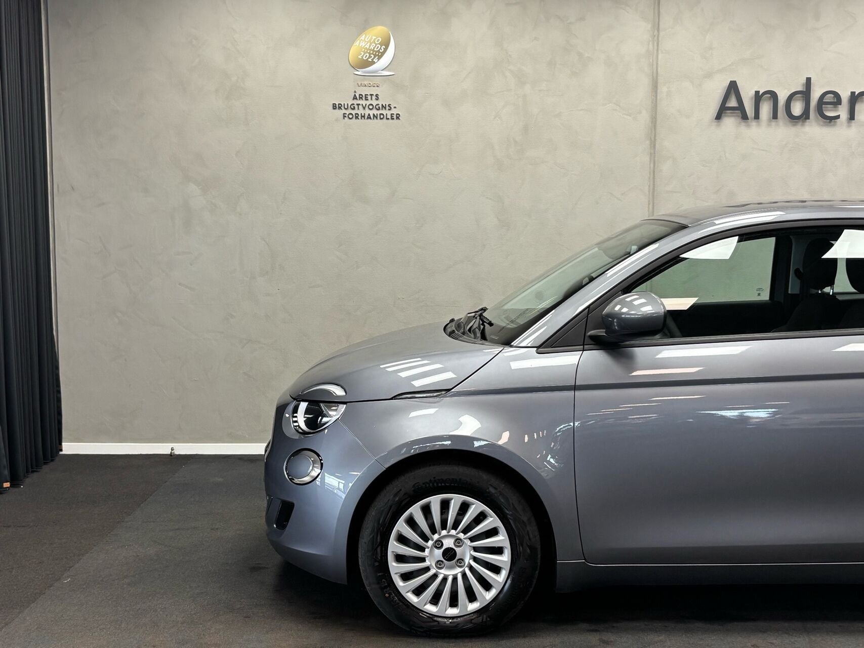 Grå Fiat 500e fra 2023