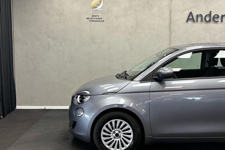 Grå Fiat 500e fra 2023