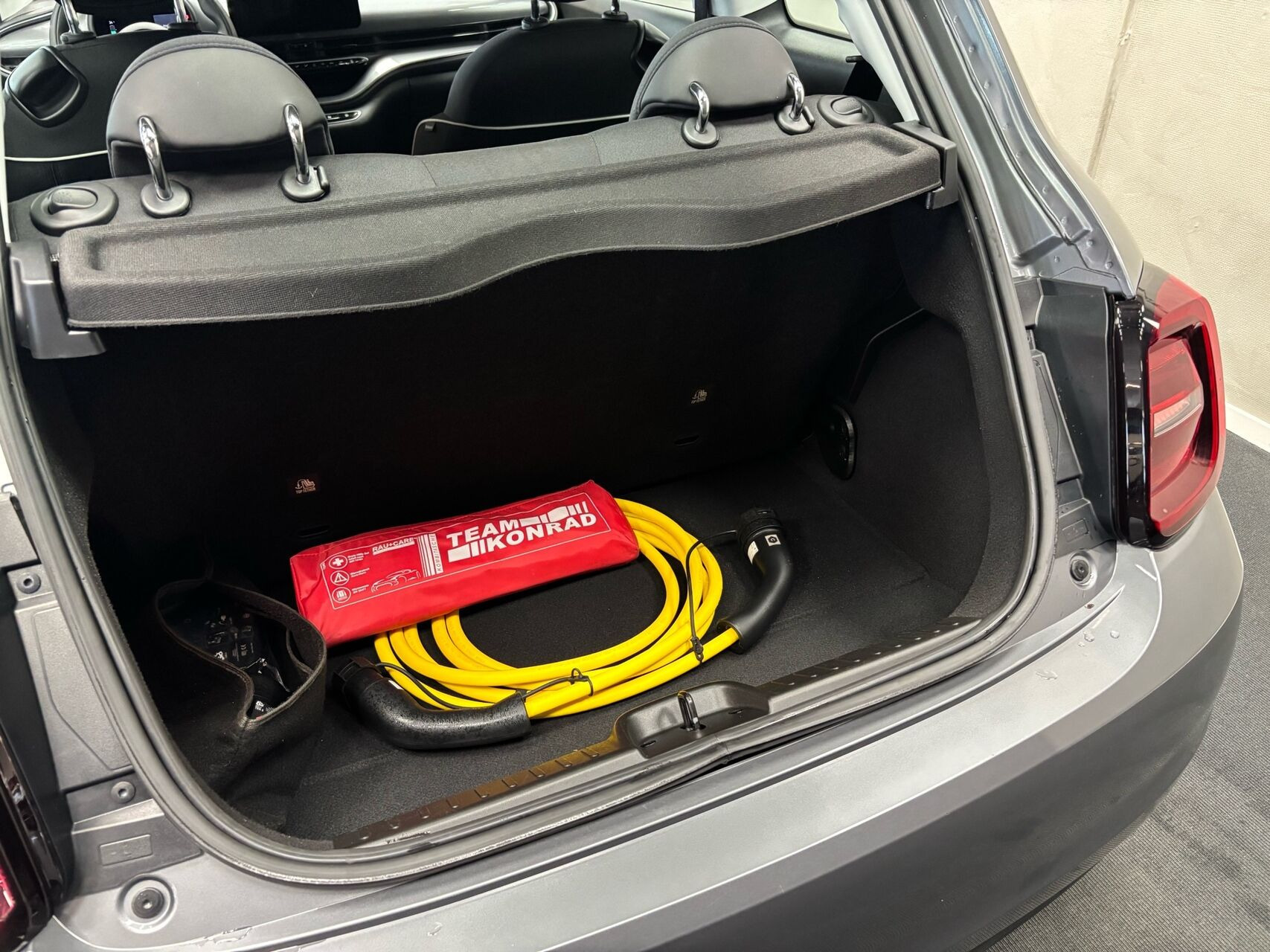 Grå Fiat 500e fra 2023