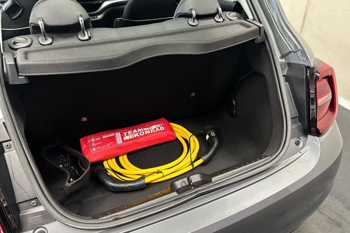 Grå Fiat 500e fra 2023