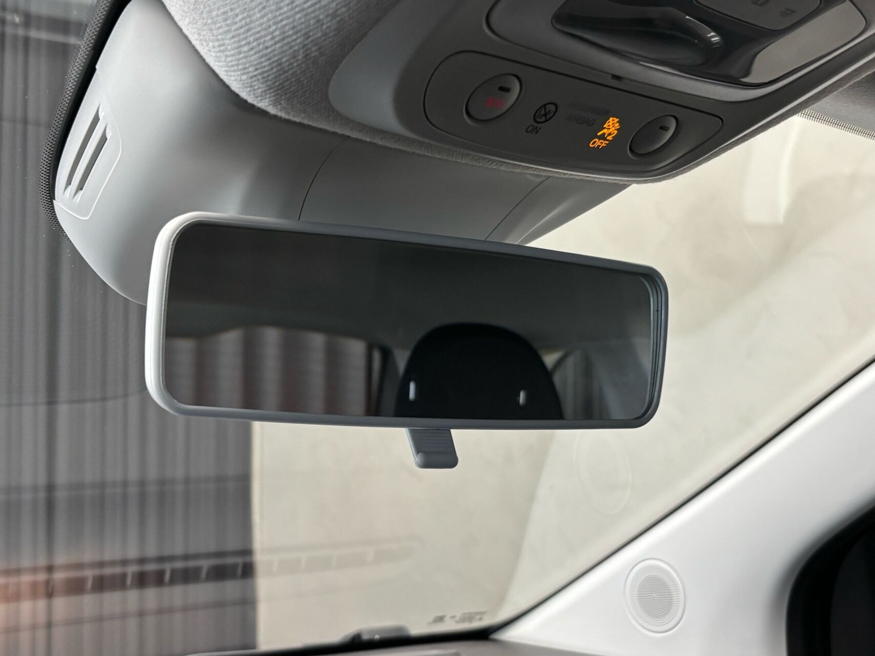 Grå Fiat 500e fra 2023