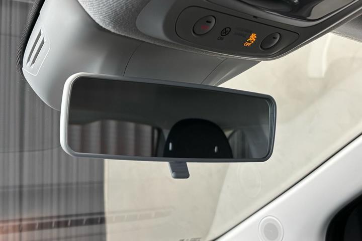 Grå Fiat 500e fra 2023