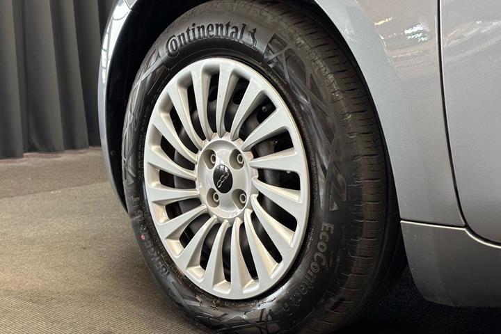 Grå Fiat 500e fra 2023