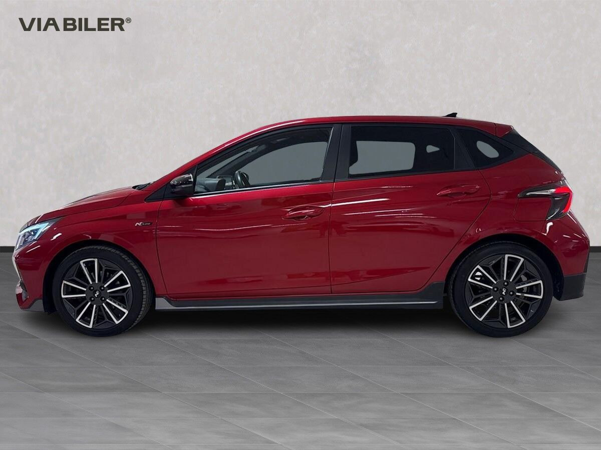 Rød Hyundai i20 fra 2023