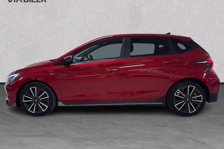 Rød Hyundai i20 fra 2023