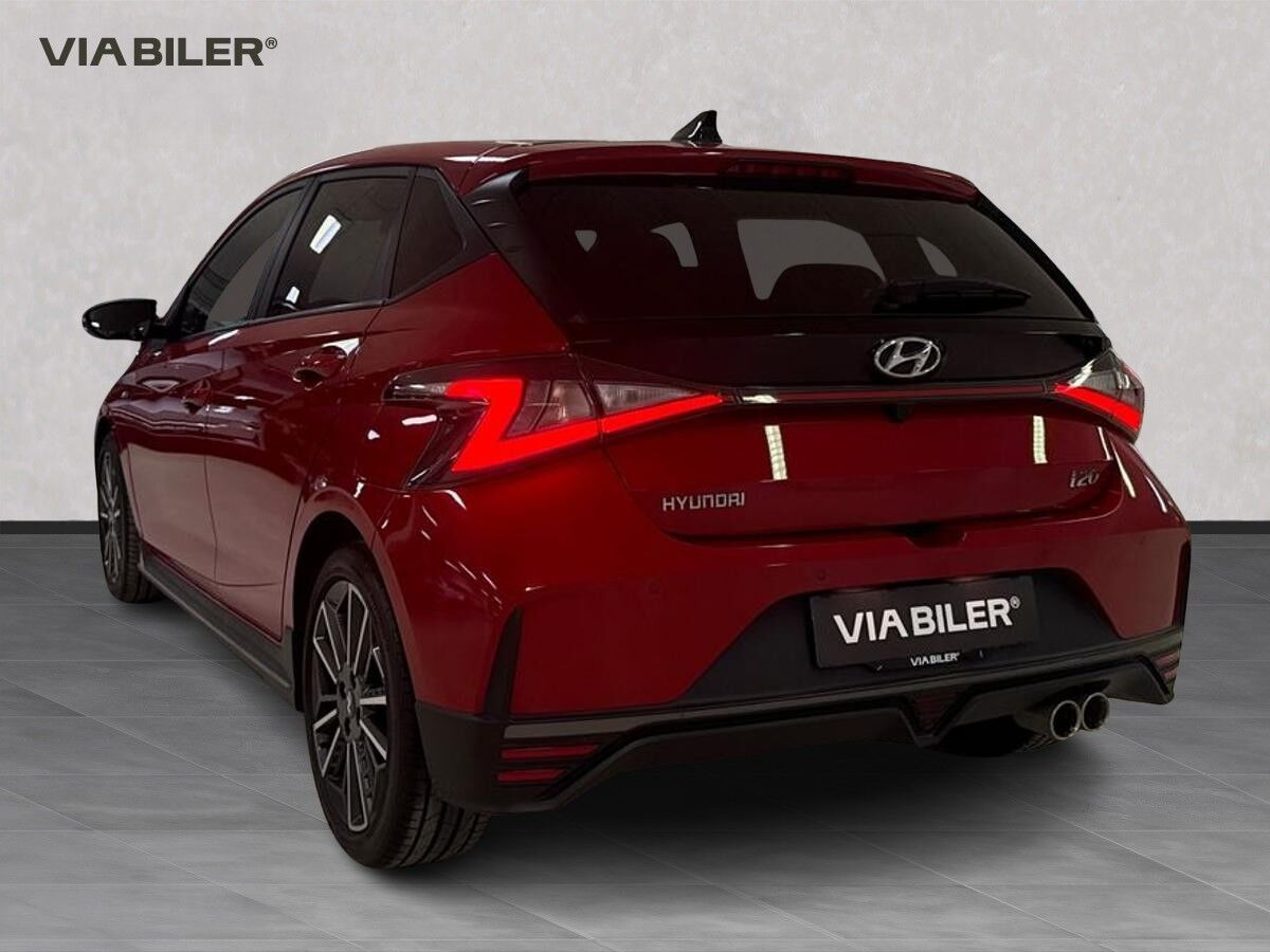 Rød Hyundai i20 fra 2023
