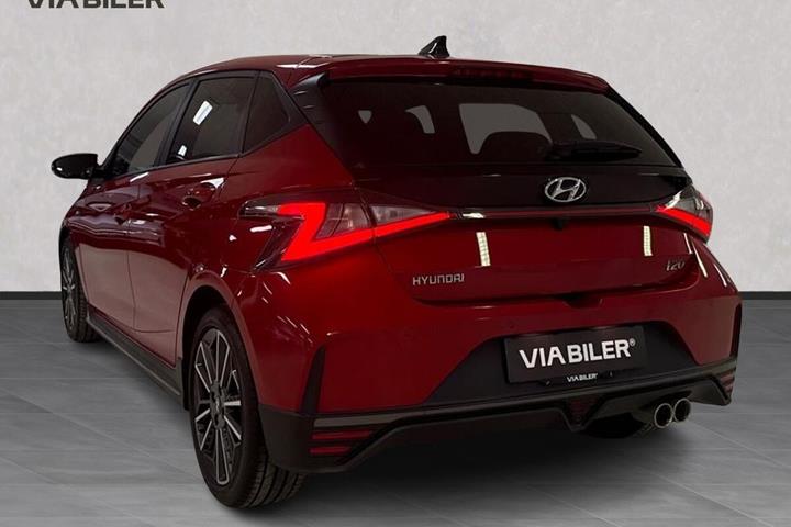 Rød Hyundai i20 fra 2023