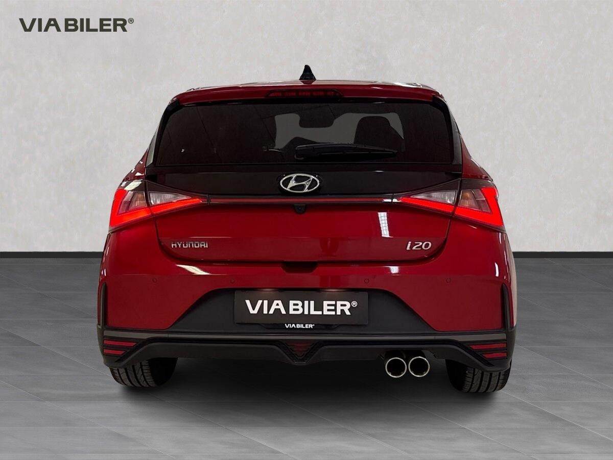 Rød Hyundai i20 fra 2023