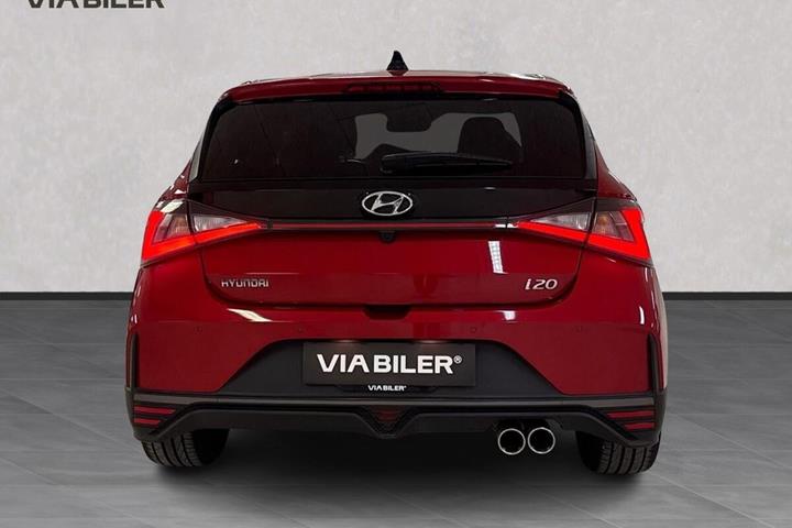 Rød Hyundai i20 fra 2023