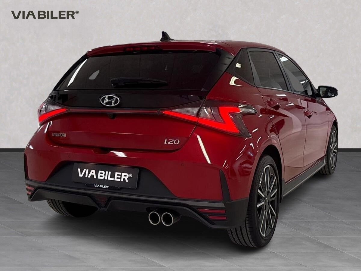 Rød Hyundai i20 fra 2023