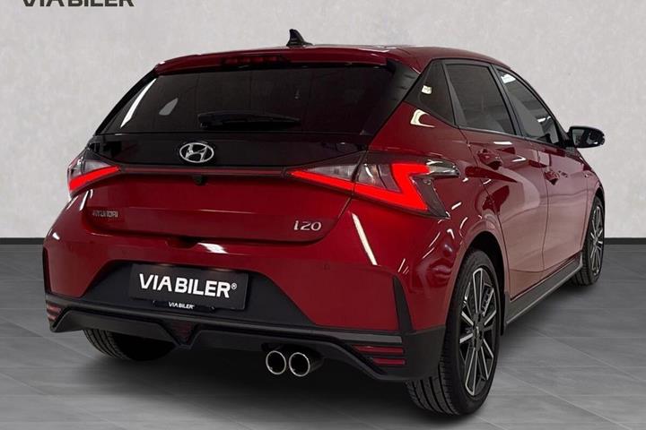 Rød Hyundai i20 fra 2023