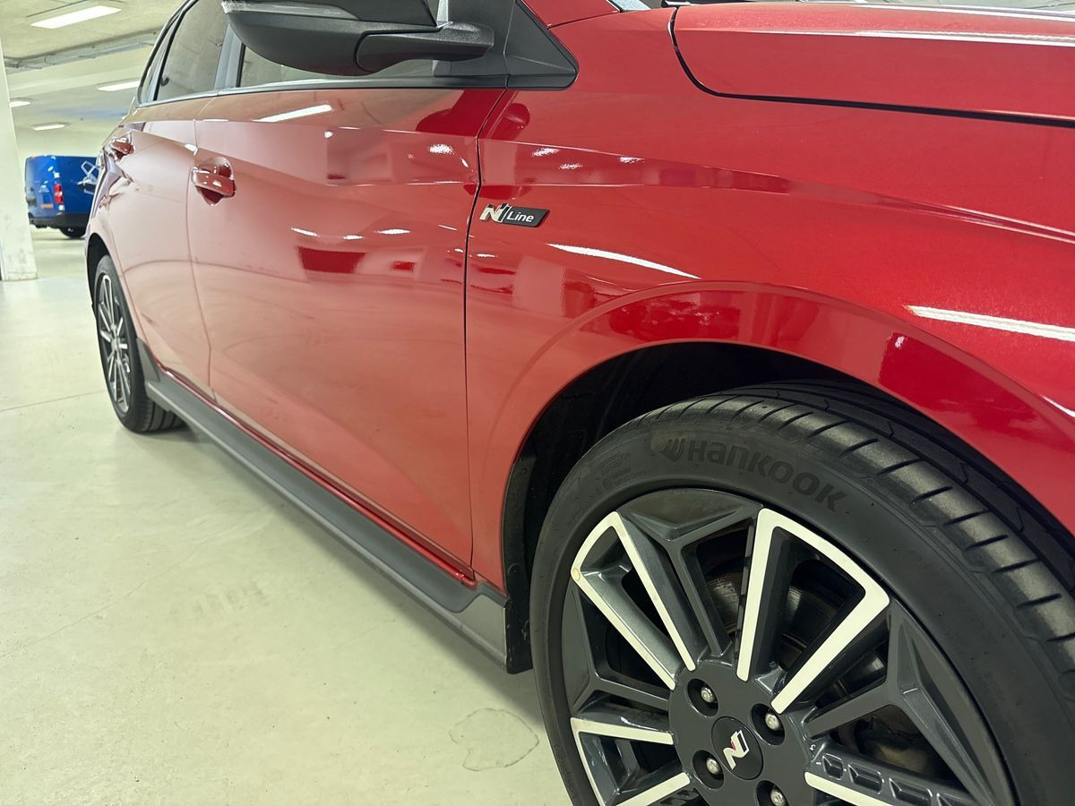 Rød Hyundai i20 fra 2023