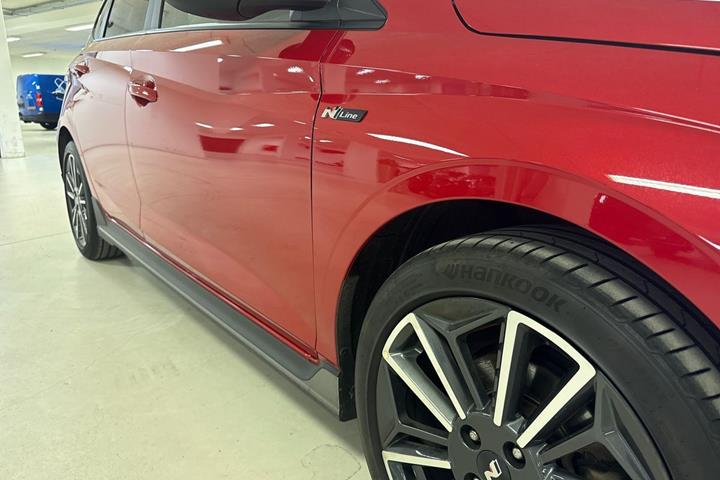 Rød Hyundai i20 fra 2023