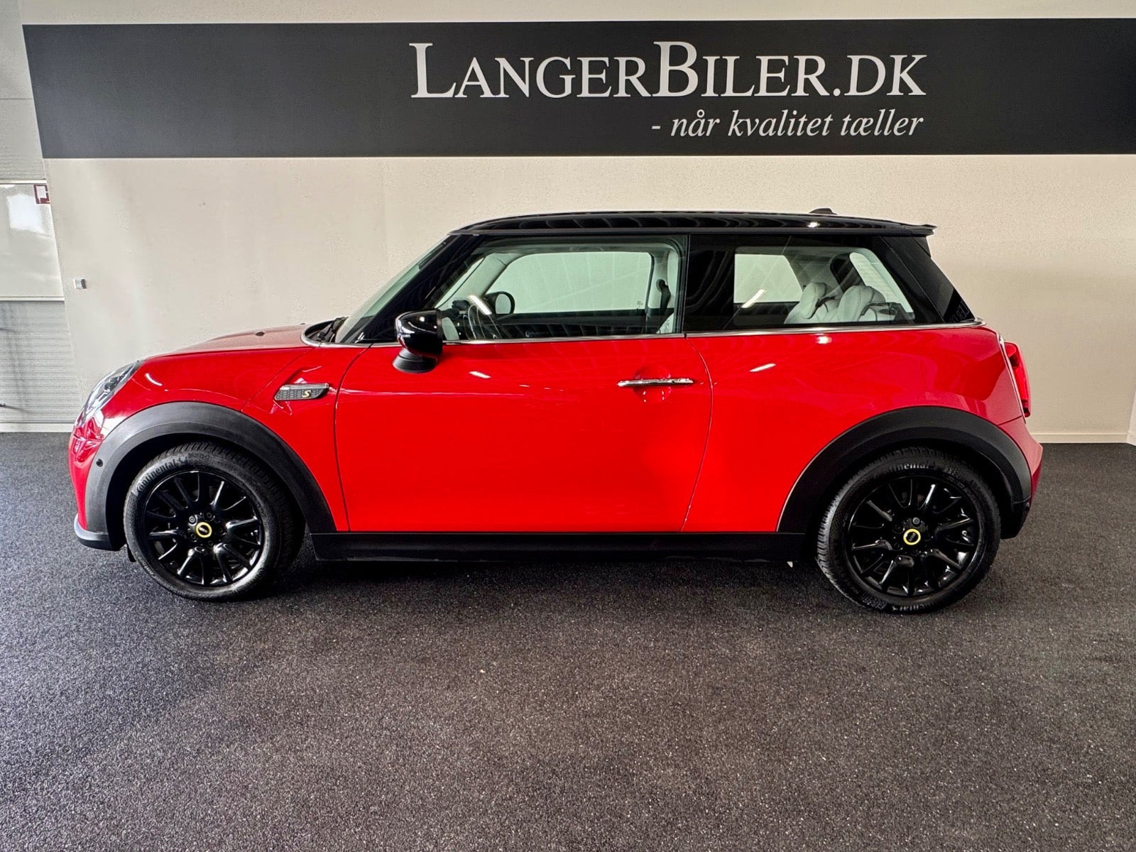Rød Mini Cooper SE fra 2023