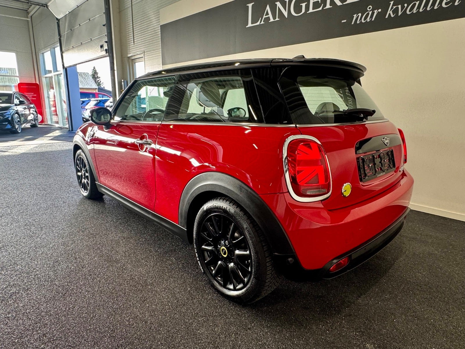 Rød Mini Cooper SE fra 2023