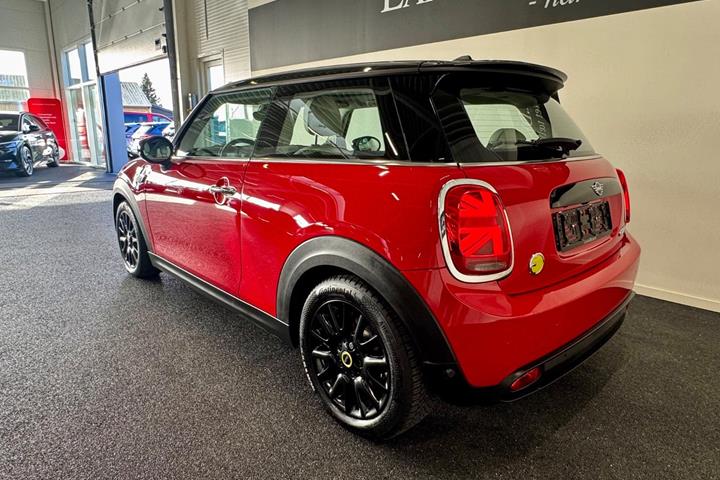 Rød Mini Cooper SE fra 2023