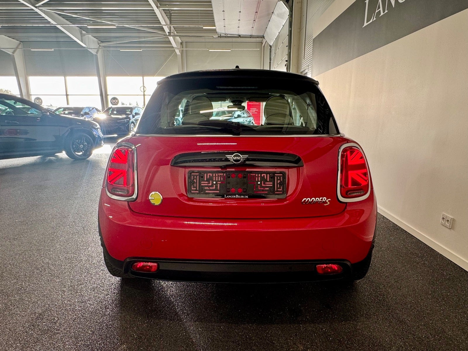 Rød Mini Cooper SE fra 2023