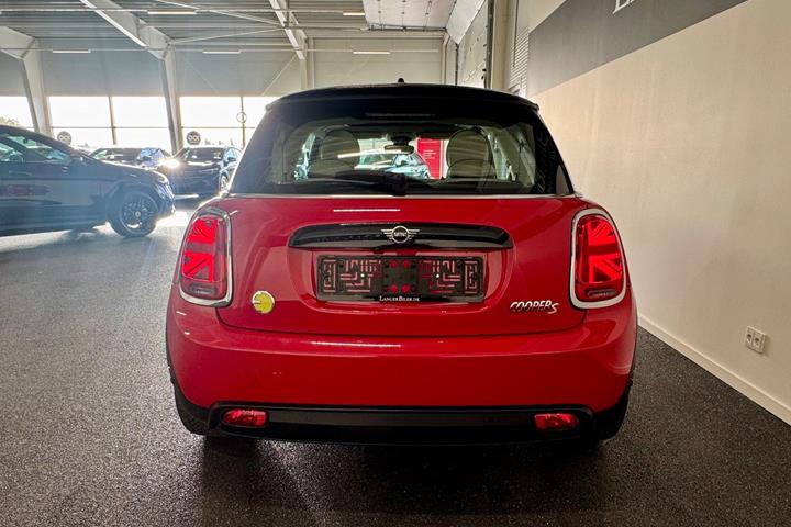 Rød Mini Cooper SE fra 2023