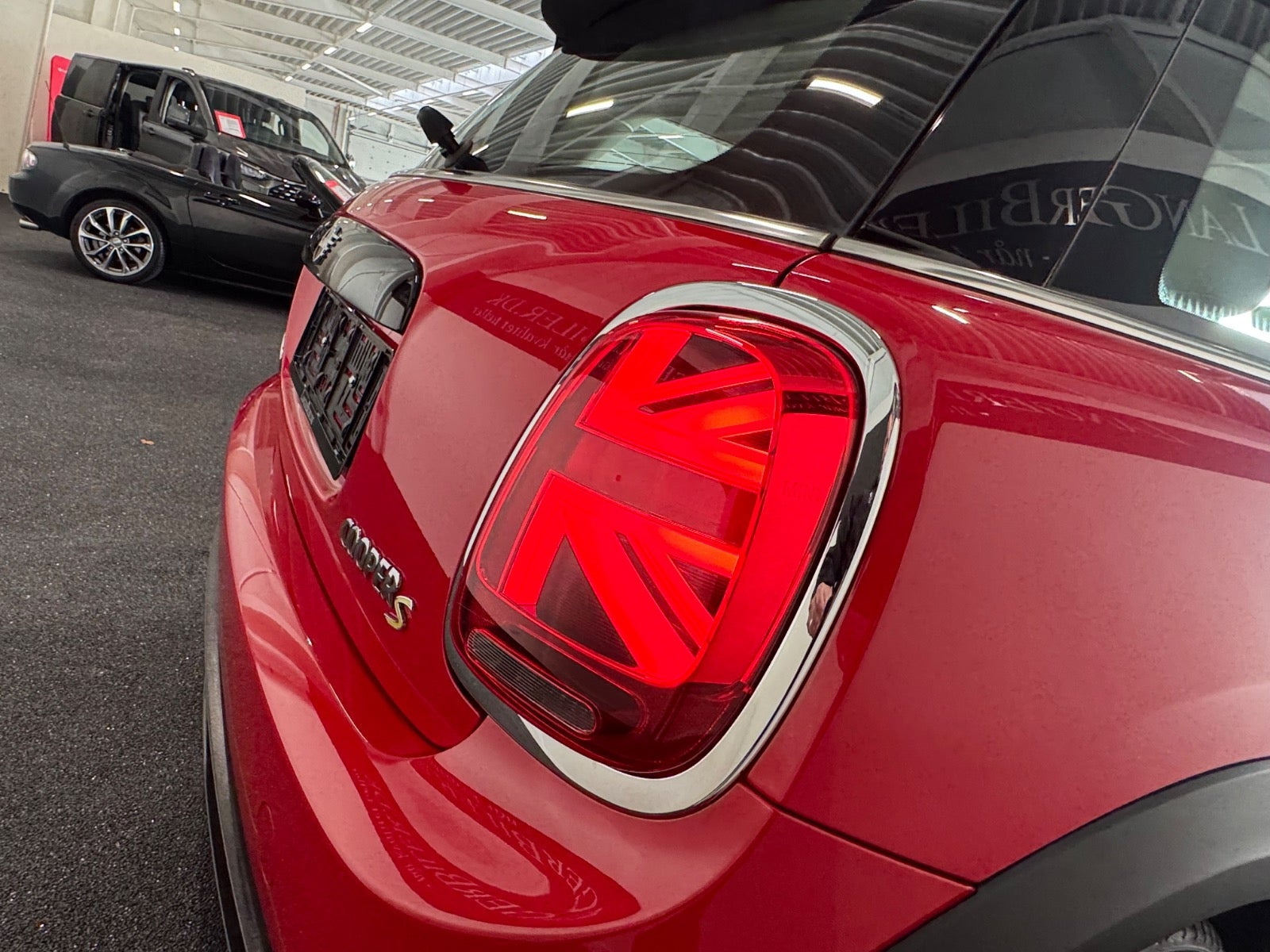 Rød Mini Cooper SE fra 2023