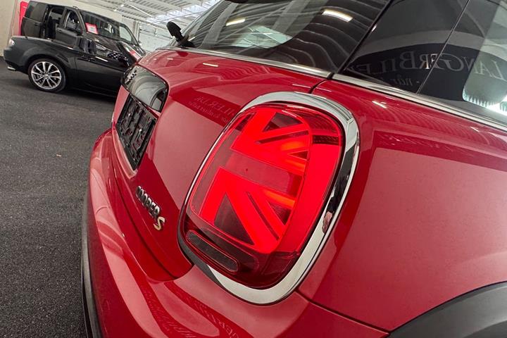 Rød Mini Cooper SE fra 2023
