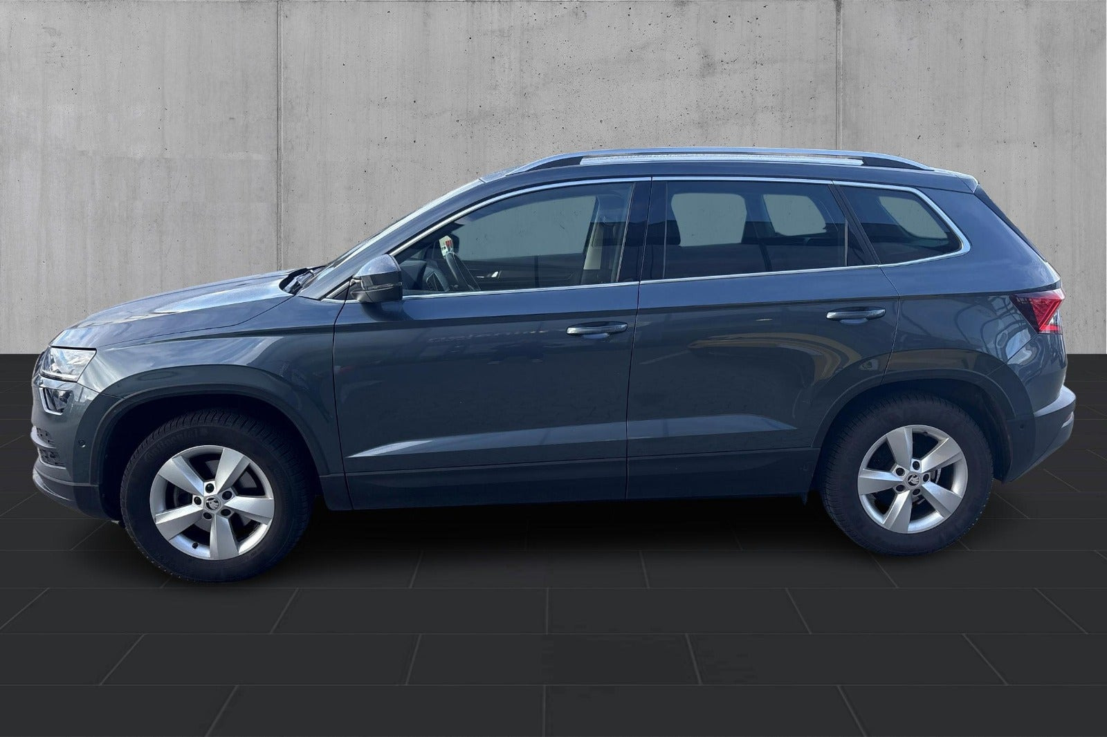 Grå Skoda Karoq fra 2021
