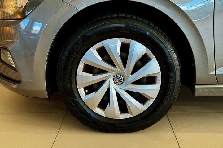 Grå VW Polo fra 2018
